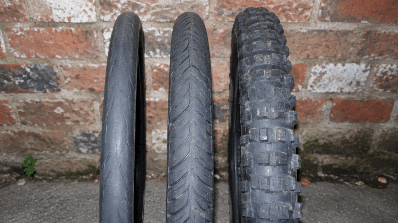 Pneus de bicicleta speed, híbrida e mountain bike lado a lado