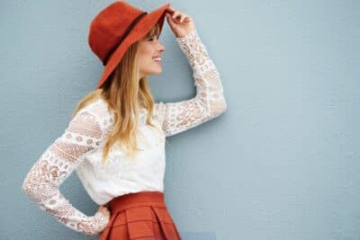 Guia de moda 2025: Como estilizar leggings com camisas e jeans