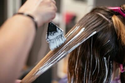 Como escolher o volume ideal de água oxigenada para colorir e descolorir cabelos