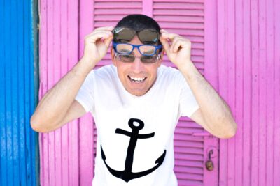 Principais marcas de camisetas masculinas para todos os estilos