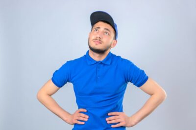 Como combinar camiseta azul em diferentes estilos de looks