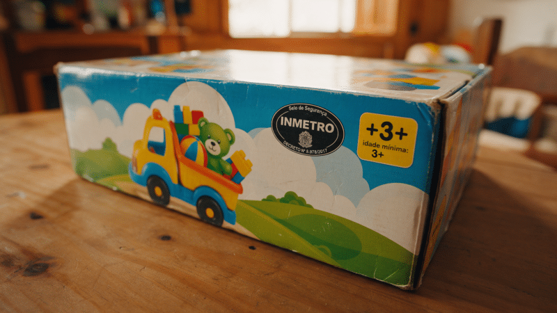 Selo do Inmetro e idade mínima impressos na embalagem de um brinquedo