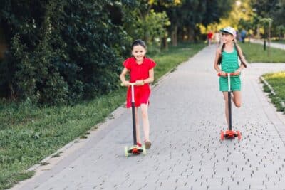 Patinete elétrico ou tradicional para crianças pequenas