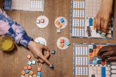 Melhores jogos de tabuleiro para grupos: diversão garantida para todas as idades