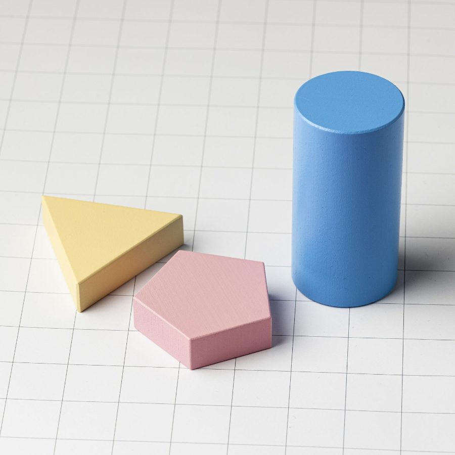 Comparação de tamanho entre bloco grande e peça padrão em kits de blocos para crianças
